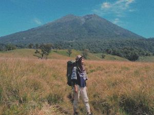 Pesona Bukit Savana Propok di Lereng Gunung Rinjani Pesona Bukit Savana Propok di Lereng Gunung Rinjani