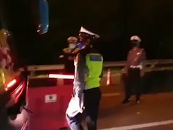 Polisi Ciduk Bus Penuh Penumpang di Tol Cikarang Barat