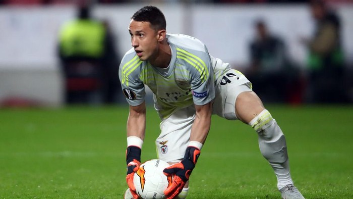 LISBON, PORTUGAL - APRIL 11: Goalkeeper Odisseas Vlachodimos of Benfica catches the ball during the UEFA Europa League Quarter Final First Leg match between Benfica and Eintracht Frankfurt at Estadio do Sport Lisboa e Benfica on April 11, 2019 in Lisbon, Portugal. (Photo by Alex Grimm/Getty Images)