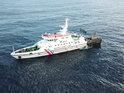 Kapal Patroli PLP Kelas II Tual Bagikan Sembako ke Kei Kecil