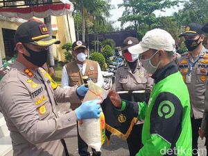 Polisi di Jabar Sebar Ribuan Sembako, di Subang Dibagikan Oleh Ojol dan Opang