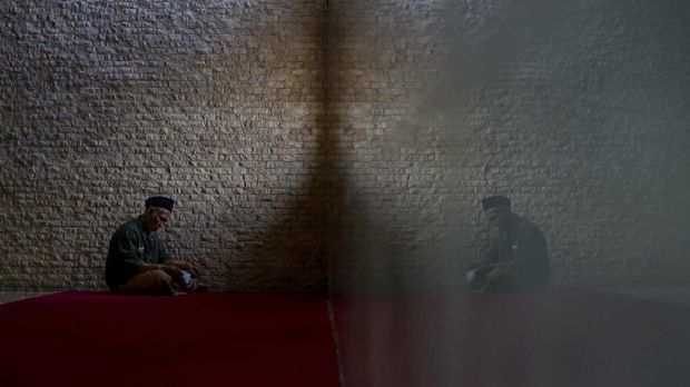 Pengurus Masjid membacai Al Quran di Masjid Raya Bandung, Jawa Barat, Kamis (30/4/2020). Pada bulan Ramadhan, selain berpuasa umat islam juga memperbanyak kegiatan ibadah seperti tadarus Al Quran, itikaf, berzikir dan shalat sunnah guna menambah amalan di bulan yang penuh hikmah. ANTARA FOTO/Raisan Al Farisi/nz
