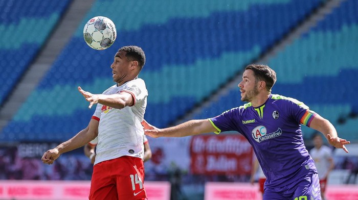 LEIPZIG, GERMANY - MAY 16: Tyler Adams of RB Leipzig controls the ball with a header in front of Christian Guenter of Sport-Club Freiburg during the Bundesliga match between RB Leipzig and Sport-Club Freiburg at Red Bull Arena on May 16, 2020 in Leipzig, Germany. The Bundesliga and Second Bundesliga is the first professional league to resume the season after the nationwide lockdown due to the ongoing Coronavirus (COVID-19) pandemic. All matches until the end of the season will be played behind closed doors. (Photo by Jan Woitas/Pool via Getty Images)