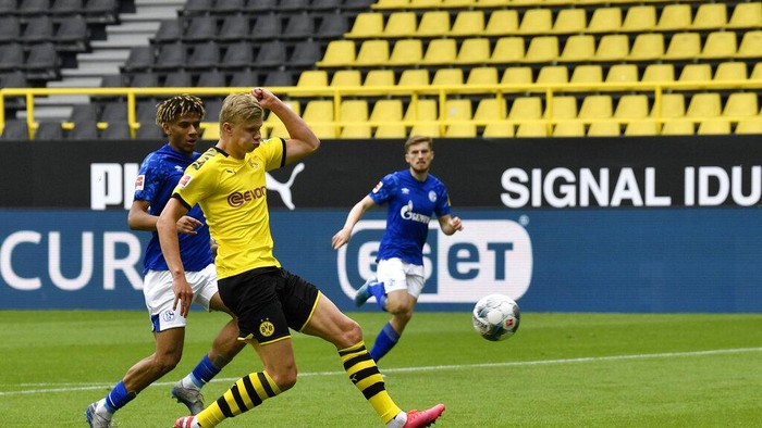 Dortmunds Erling Haaland scores the opening goal during the German Bundesliga soccer match between Borussia Dortmund and Schalke 04 in Dortmund, Germany, Saturday, May 16, 2020. The German Bundesliga becomes the worlds first major soccer league to resume after a two-month suspension because of the coronavirus pandemic. (AP Photo/Martin Meissner, Pool)