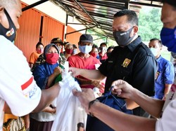 Ketua MPR Salurkan Paket Sembako ke Pemulung di Jakarta