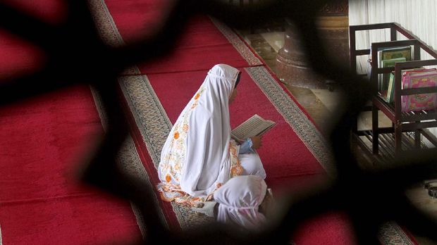 Seorang perempuan membaca Al Quran di Masjid Agung Baitur Makmur, Meulaboh, Aceh Barat, Aceh, Sabtu (25/4/2020). Pada bulan Ramadhan, selain berpuasa umat islam juga memperbanyak kegiatan ibadah seperti tadarus atau membaca Al Quran, itikaf, berzikir dan shalat sunnah guna menambah amalan dan memohon ampunan dari Allah. ANTARA FOTO/Syifa Yulinnas/pras.
