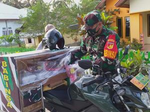 Keren! Babinsa di Gorontalo Ini Bagikan Takjil Keliling Desa dari Sisihkan Gaji Keren! Babinsa di Gorontalo Ini Bagikan Takjil Keliling Desa dari Sisihkan Gaji