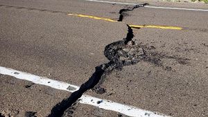 Jalan Retak Akibat Gempa M 6,5 di Nevada