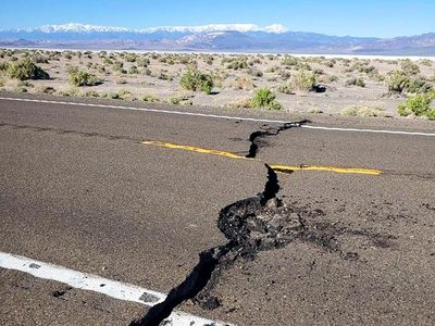 Jalan Retak Akibat Gempa M 6,5 di Nevada
