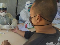 Berbelanja Saat PSBB, Puluhan Masyarakat Cianjur Dirapid Test