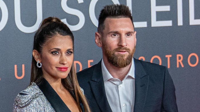 BARCELONA, SPAIN - OCTOBER 10: Lionel Messi (R) and Antonella Rocuzzo (L) pose on the red carpet for the premiere of Messi10 by Cirque Du Soleil on October 10, 2019 in Barcelona, Spain. (Photo by Robert Marquardt/Getty Images)