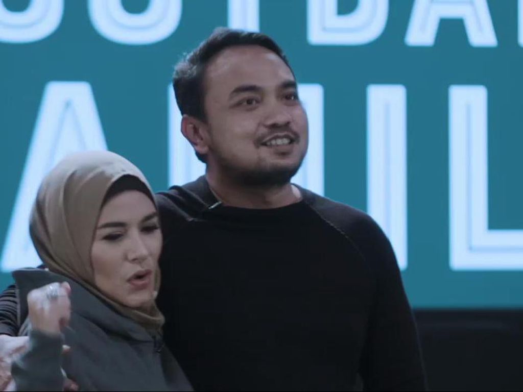 Bebi-Mesya VS Mona-Indra Tebak Kuis Sepak Bola, Siapa Menang? Bebi-Mesya VS Mona-Indra Tebak Kuis Sepak Bola, Siapa Menang?