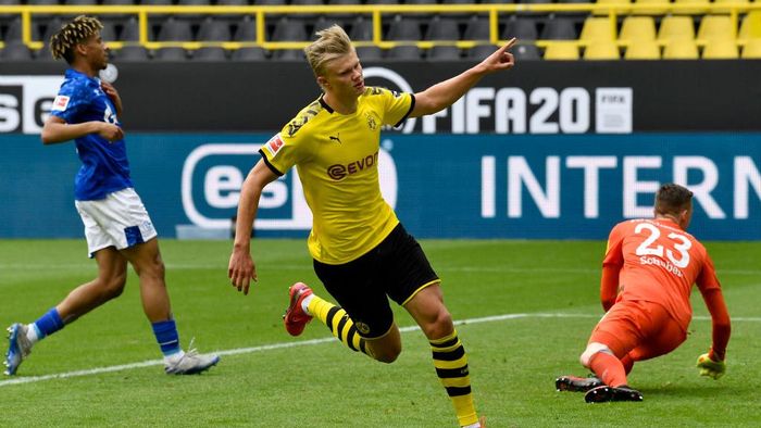 Borussia Dortmund vs Schalke 04 DORTMUND, GERMANY - MAY 16: Erling Haaland of Borussia Dortmund celebrates scoring his teams first goal during the Bundesliga match between Borussia Dortmund and FC Schalke 04 at Signal Iduna Park on May 16, 2020 in Dortmund, Germany. The Bundesliga and Second Bundesliga is the first professional league to resume the season after the nationwide lockdown due to the ongoing Coronavirus (COVID-19) pandemic. All matches until the end of the season will be played behind closed doors. (Photo by Martin Meissner/Pool via Getty Images)