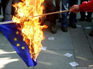 Bakar Bendera Uni Eropa dan Negara Asing di Jerman Bisa Kena Sanksi Penjara