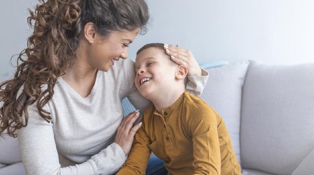 Little boy and Mother Happy Together. Boy Gift Mother Flowers. Love with Mother and Son. Care Boy with Mom. Romantic Day Happiness and Mother Happy that Gift Flowers. Happy Holiday 8 Marth.