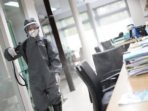 Relawan Mahasiswa Sterilisasi Sejumlah Gedung Bank di Makassar