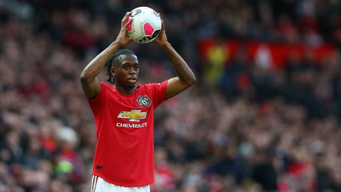 Wan-Bissaka MANCHESTER, ENGLAND - OCTOBER 20: Aaron Wan-Bissaka of Manchester United takes a throw in during the Premier League match between Manchester United and Liverpool FC at Old Trafford on October 20, 2019 in Manchester, United Kingdom. (Photo by Alex Livesey/Getty Images)