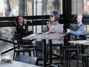 Boneka Kertas Temani Pengunjung Restoran yang Buka Kembali