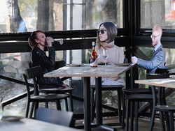 Boneka Kertas Temani Pengunjung Restoran yang Buka Kembali