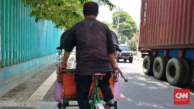 Kisah Fahrurozi, Menarik Becak dengan 1 Kaki