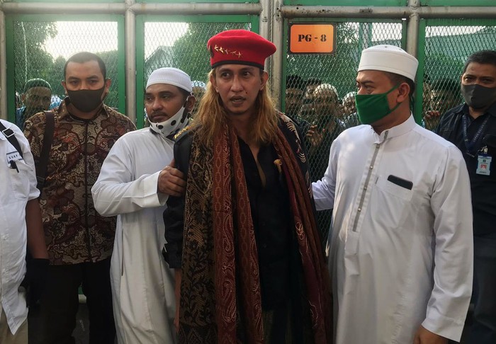 Habib Bahar bin Smith bebas usai menjalani setengah masa pidana atas kasus penganiayaan. Bahar keluar Lapas Pondok Rajeg dengan memakai baret merah bintang 5.
