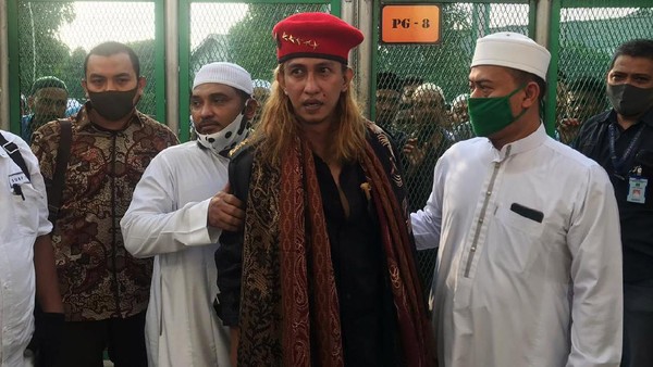 Habib Bahar bin Smith bebas usai menjalani setengah masa pidana atas kasus penganiayaan. Bahar keluar Lapas Pondok Rajeg dengan memakai baret merah bintang 5.