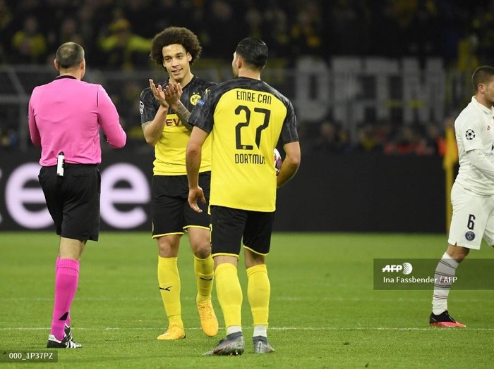 Dortmunds Belgian midfielder Axel Witsel (2nd L) and Dortmunds German midfielder Emre Can (3rd L) discuss with Spanish referee Mateu Lahoz (L during the UEFA Champions League Last 16, first-leg football match BVB Borussia Dortmund v Paris Saint-Germain (PSG) in Dortmund, western Germany, on February 18, 2020. (Photo by Ina Fassbender / AFP)