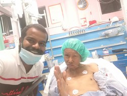 Viral Aksi Baik Hati Driver Ojol Tolong Tunawisma yang Pingsan di Jalan