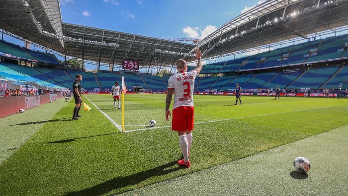 LEIPZIG, GERMANY - MAY 16: Angelino of RB Leipzig takes a corner kick during the Bundesliga match between RB Leipzig and Sport-Club Freiburg at Red Bull Arena on May 16, 2020 in Leipzig, Germany. The Bundesliga and Second Bundesliga is the first professional league to resume the season after the nationwide lockdown due to the ongoing Coronavirus (COVID-19) pandemic. All matches until the end of the season will be played behind closed doors. (Photo by Jan Woitas/Pool via Getty Images)