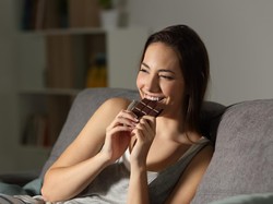 Studi: Makan Cokelat Bisa Atasi Sakit Perut dan Stres karena Menstruasi