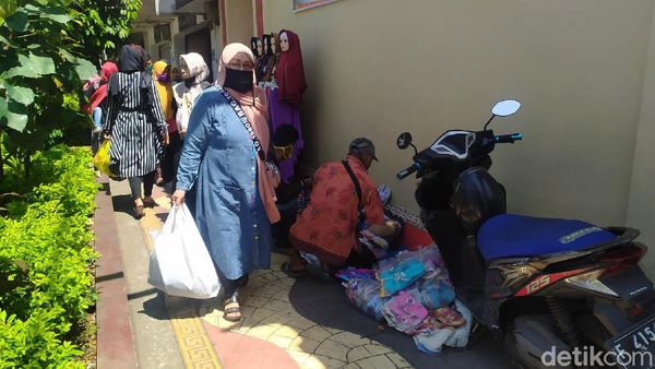 Warga Berkerumun Beli Kebutuhan Lebaran di Tengah PSBB