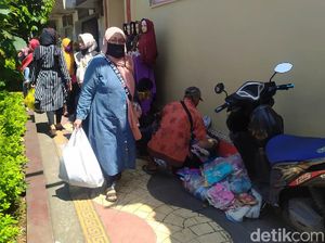 Warga Berkerumun Beli Kebutuhan Lebaran di Tengah PSBB