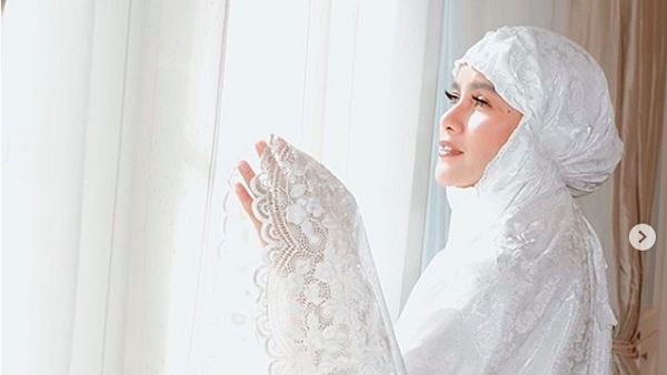 Intip Gaya Luna Maya Hingga Olla Ramlan Pakai Mukena Harga Rp 3 Jutaan