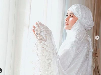 Intip Gaya Luna Maya Hingga Olla Ramlan Pakai Mukena Harga Rp 3 Jutaan
