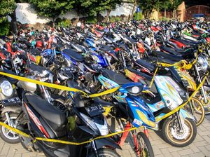 Paniknya Pemuda Naik Motor Protolan padahal Polisi Lewat Ngawal Ambulans Paniknya Pemuda Naik Motor Protolan padahal Polisi Lewat Ngawal Ambulans