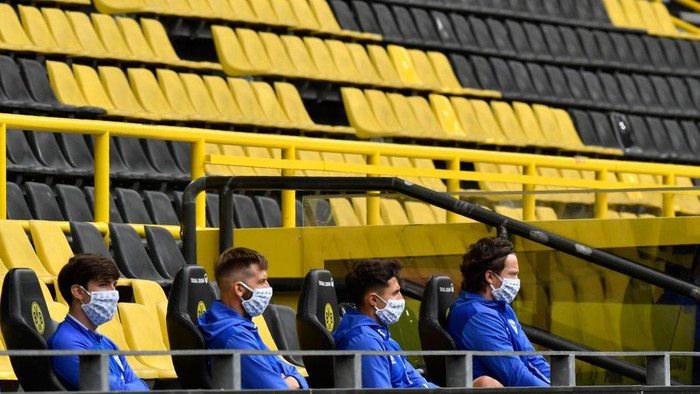 DORTMUND, GERMANY - MAY 16: FC Schalke 04 substitute players sit on the bench during the Bundesliga match between Borussia Dortmund and FC Schalke 04 at Signal Iduna Park on May 16, 2020 in Dortmund, Germany. The Bundesliga and Second Bundesliga is the first professional league to resume the season after the nationwide lockdown due to the ongoing Coronavirus (COVID-19) pandemic. All matches until the end of the season will be played behind closed doors. (Photo by Martin Meissner/Pool via Getty Images)