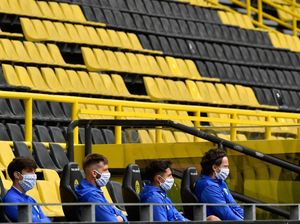 Dortmund Vs Schalke Jadi Sorotan, Kok Jaga Jarak di Bench?