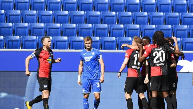 Pemain Hertha Berlin mengabaikan protokol jaga jarak dan saling peluk dalam merayakan gol. (Foto: Thomas Kienzle/AFP pool via AP)