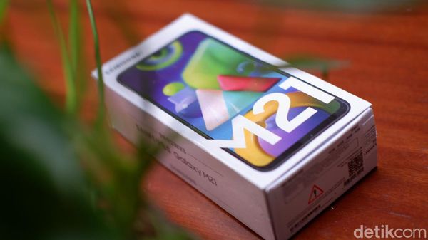 Unboxing Galaxy M21, Ponsel Baterai Jumbo Rp 3 Juta