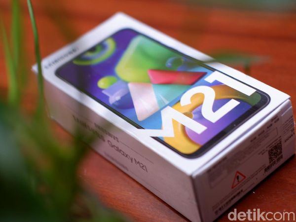 Unboxing Galaxy M21, Ponsel Baterai Jumbo Rp 3 Juta