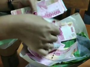 Viral Juragan Tas Pasuruan Bagi Nasi Bungkus Isi Uang Rp 1 Juta Viral Juragan Tas Pasuruan Bagi Nasi Bungkus Isi Uang Rp 1 Juta