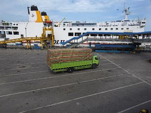 Potret Sepinya Pelabuhan Merak Potret Sepinya Pelabuhan Merak