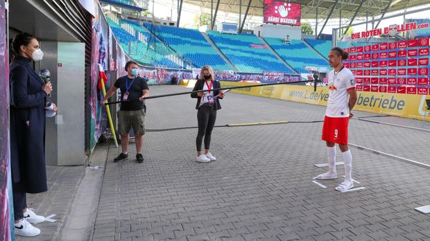 Yussuf Poulsen (RB Leipzig) saat diwawancara usai laga.
