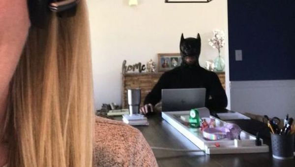 Viral! Aksi Kocak Suami Pakai Kostum Unik Setiap Istri Meeting Virtual
