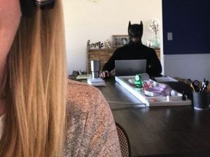 Viral! Aksi Kocak Suami Pakai Kostum Unik Setiap Istri Meeting Virtual