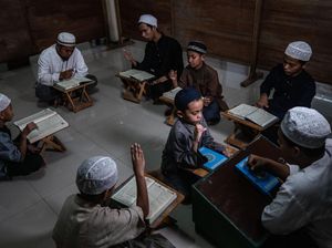 Mengintip Aktivitas Santri Tuna Rungu Mengaji