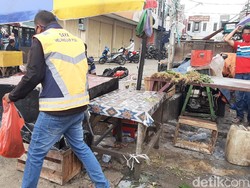 Tak Pakai Masker, Warga Kota Bogor Dihukum Sapu Jalanan-Pungut Sampah