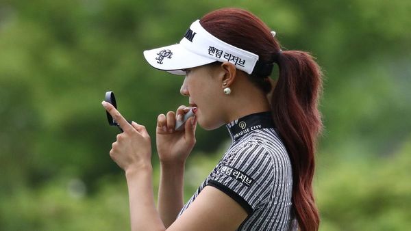 Bikin Salah Fokus! Pegolf Cantik Ini Make Up di Tengah Lapangan