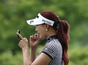 Bikin Salah Fokus! Pegolf Cantik Ini Make Up di Tengah Lapangan