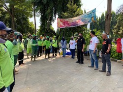 Ketua MPR Salurkan Ratusan Paket Sembako untuk Penggali Makam